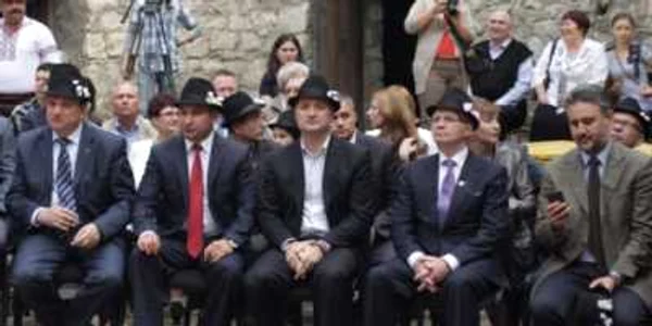 Premierul Vlad Filat și ceilalți invitați la festival au purtat pălării tradiționale