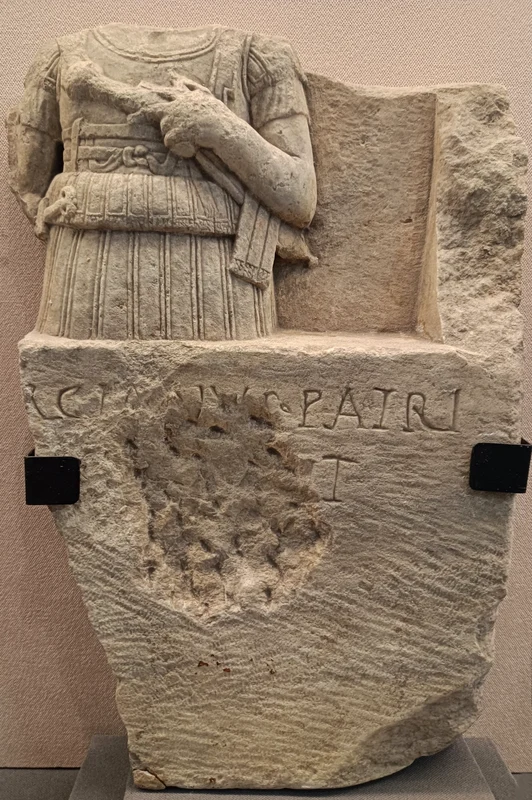 Fragment dintr-o stelă funerară romană aflată în expunerea permanentă, Colecțiile Muzeului Militar Național „Regele Ferdinand I”