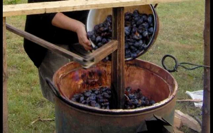 "Transilvania: contopeşte popoarele, aşa cum într-un ceaun în care se fierbe gem de prune clocotesc împreună boabe de prune de diferite mărimi şi arome"