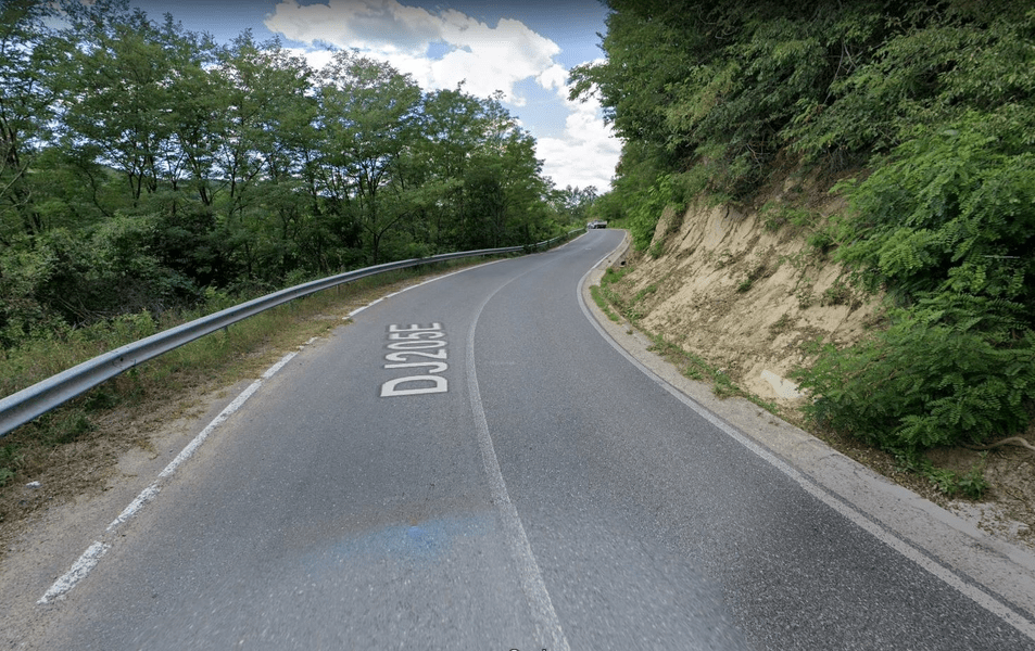 Trafic rutier deviat în Vrancea pe proprietățile oamenilor pentru construirea unui drum. Proiectul e de durată