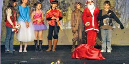 Elevii din Giurgiu, la serbarea de Crăciun din 2008, cu piesa „The Magic Toyshop“