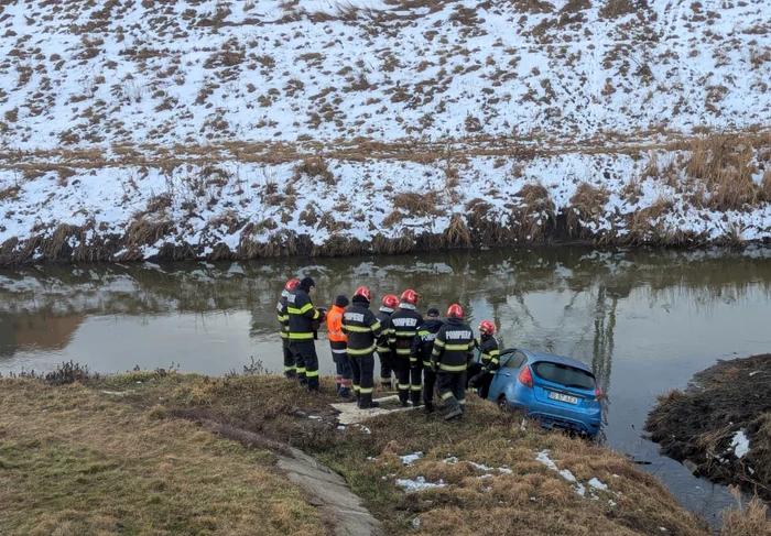 Mașină căzută în râul Bahlui FOTO: ISU Iași