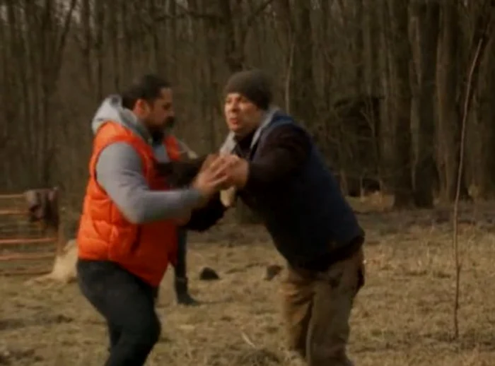 
    Viziru şi Helciug au confundat terenul cu un ring de boxfoto: captură Pro Tv  