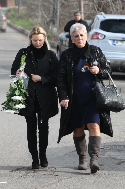 Simona Secrier (stânga) a venit s-o susțină pe Maria Cârneci în aceste momente dificile