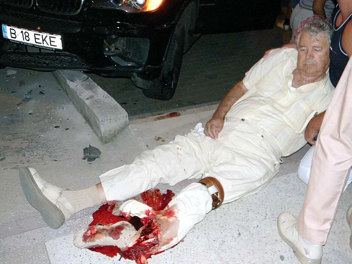 24 August 2010. Până la sosirea medicilor, martorii i-au făcut lui Gheorghe Chioaru un garou dintr-o curea