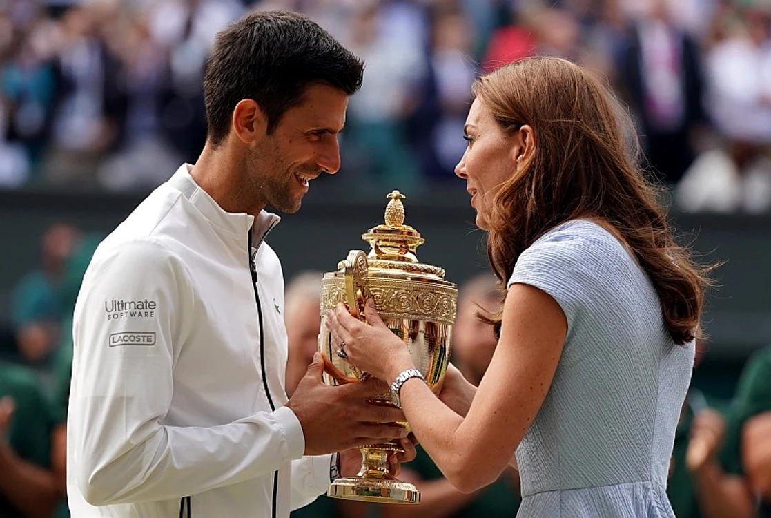 Novak Djokovic a primit trofeul de la Ducesa de CambridgeFoto: EPA-EFE