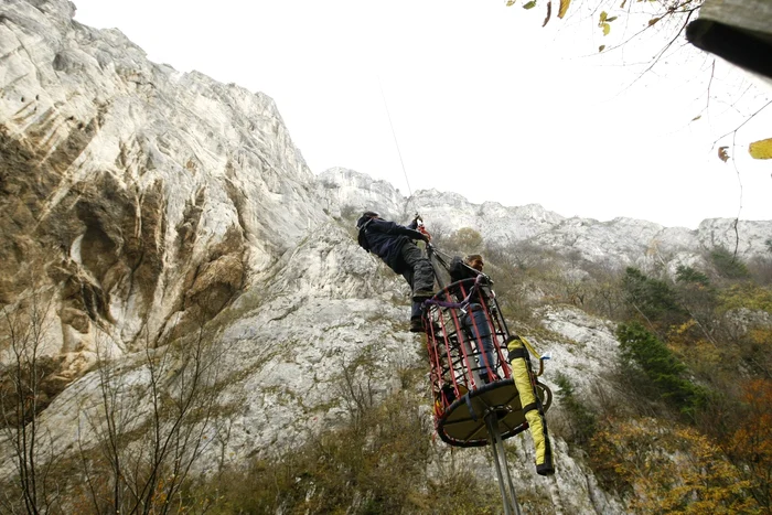 Bungee jumping, la Cheile Râşnoavei. Mihai Mândreanu este promotorul acestei practici, în România.