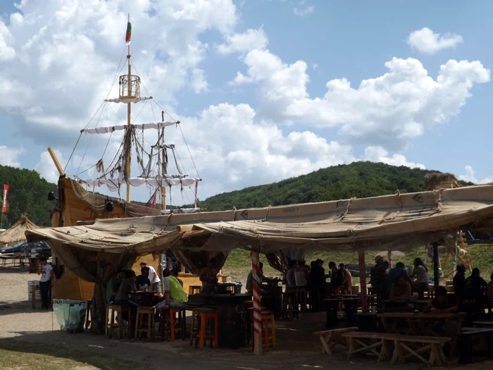 Una dintre atracţiile festivalului este barul în formă de vapor amenajat de Janis. FOTO: Remus Florescu