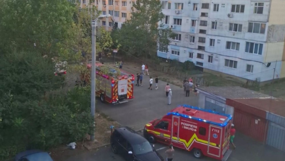 Intervenție de urgență în Baia Mare. Pompierii au salvat un copil de doi ani, ieșit pe pervazul unui geam