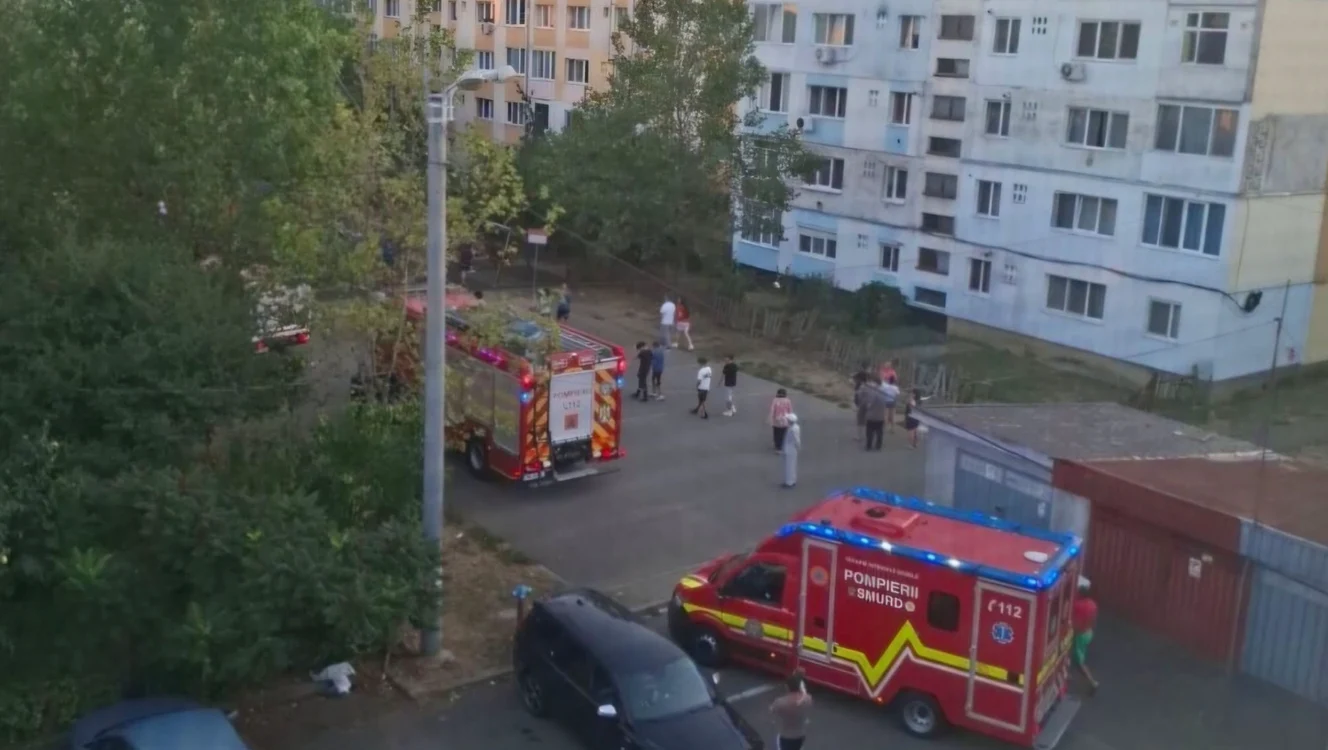 Pompierii au reușit să coboare copilul în siguranță de pe pervaz.