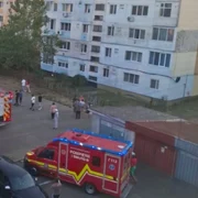 Intervenție de urgență în Baia Mare: Pompierii au salvat un copil de doi ani, ieșit pe pervazul unui apartament