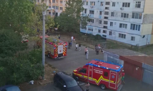 Intervenție de urgență în Baia Mare: Pompierii au salvat un copil de doi ani, ieșit pe pervazul unui apartament