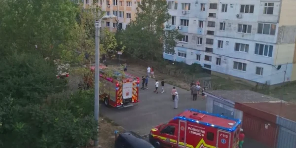 Intervenție de urgență în Baia Mare: Pompierii au salvat un copil de doi ani, ieșit pe pervazul unui apartament