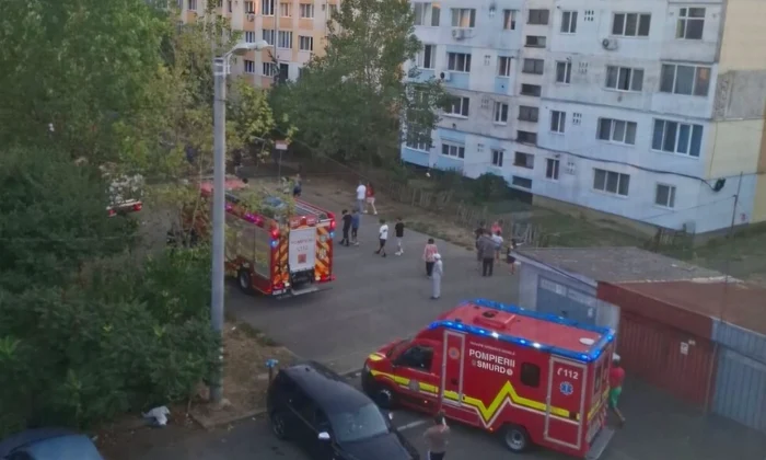 Intervenție de urgență în Baia Mare: Pompierii au salvat un copil de doi ani, ieșit pe pervazul unui apartament