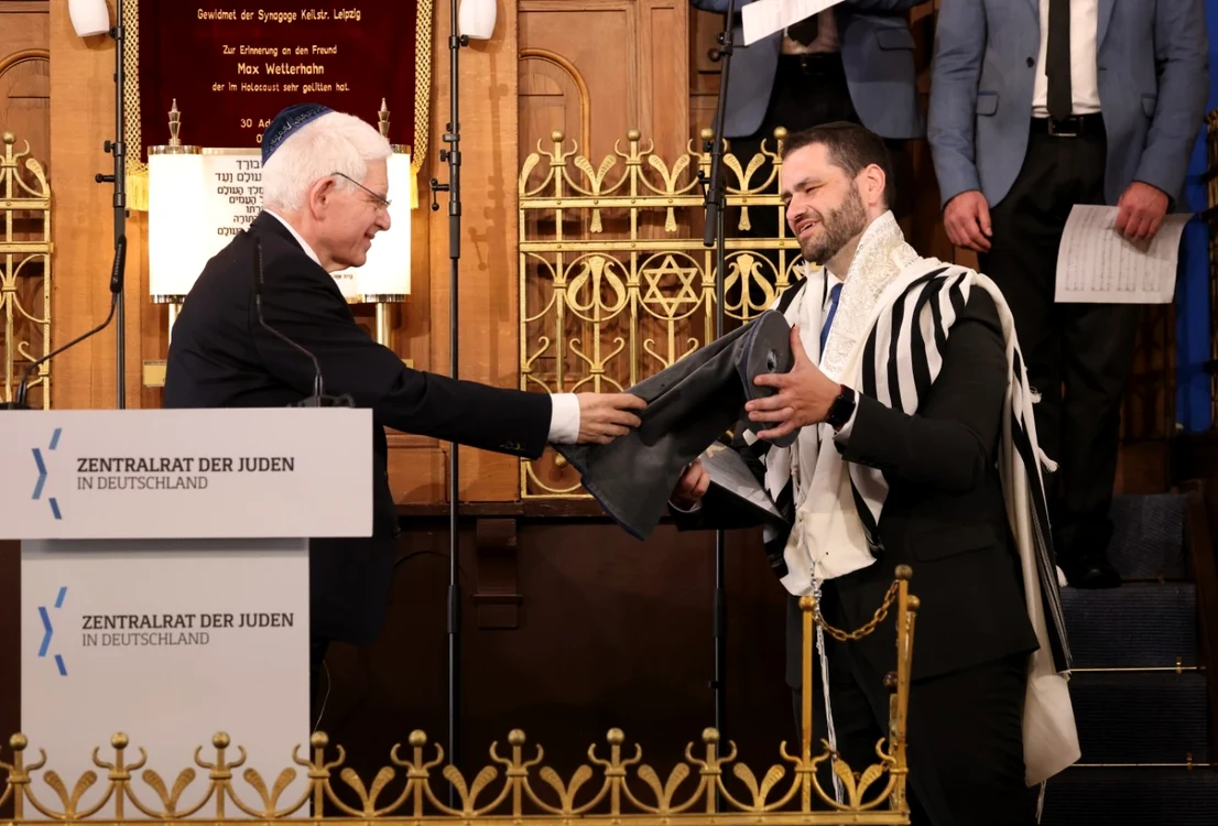 Preşedintele Consiliul Central al Evreilor din Germania îi înmânează o protecţie pentru tora primului rabin al armatei germane Zsolt Balla FOTO EPA-EFE