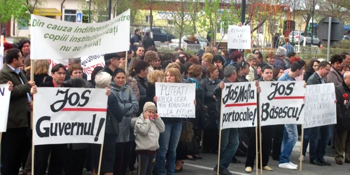 Angajaţii CJ au protestat timp de trei ore în faţa Prefecturii