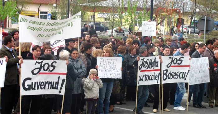 Angajaţii CJ au protestat timp de trei ore în faţa Prefecturii