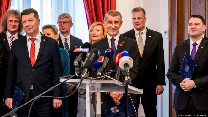 Membrii noului guvern de la Praga, printre ei şi Tomio Okamura