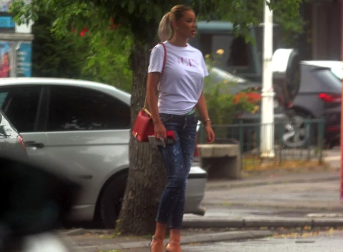 Bianca Drăguşanu a asortat ţinutei o poşetă roşie şi sandale cu toc
