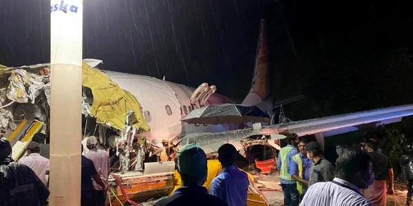 Accident aviatic în sud-vestul Indiei un Boeing 737 al companiei Air India s-a rupt în două la aterizare pe aeroportul Calicut FOTO EPA-EFE