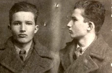 Nicolae Ceaușescu arestat de poliţia din Târgovişte, în 1936 (© „Fototeca online a comunismului românesc”, cota: 2/1936)