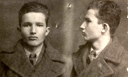 Nicolae Ceaușescu arestat de poliţia din Târgovişte, în 1936 (© „Fototeca online a comunismului românesc”, cota: 2/1936)