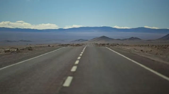 Cea mai lungă autostradă din lume traversează 14 țări, leagă două continente și se întinde pe 30.000 de km: drumuri prin deșert, junglă, munți și orașe