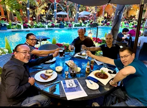 Nick Rădoi, la masă cu prietenii de ziua lui foto: Facebook 