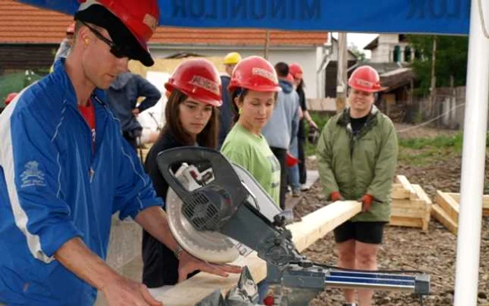 Elevii pe șantierul Habitat pentru Umanitate