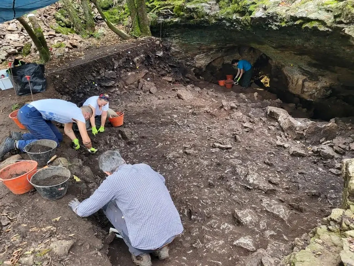Cercetări arheologice la Tina Jama