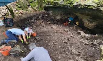  Cercetări arheologice la Tina Jama 