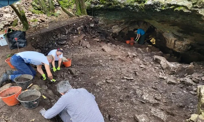  Cercetări arheologice la Tina Jama 