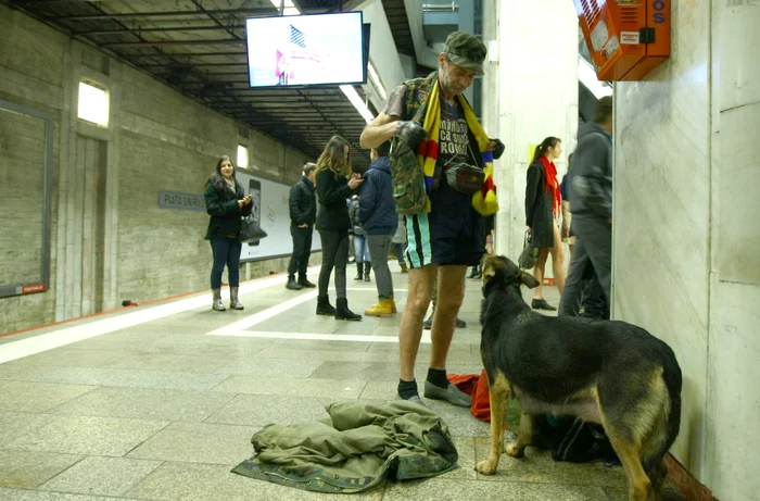 Ziua fără pantaloni la metrou a ajuns în Bucureşti. Foto Marian Iliescu