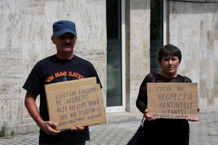 Soţii Rus protestează în faţa CEC Bank de două săptămâni FOTO: Bianca Sara