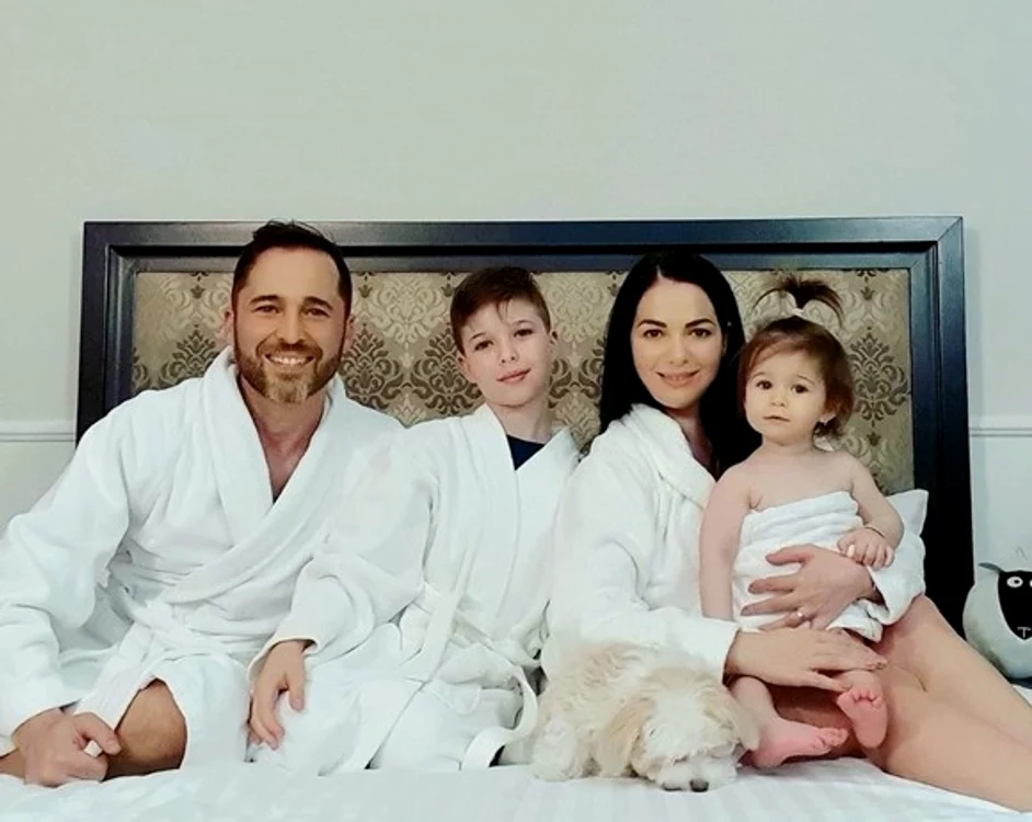 
    Deea Maxer, alături de soțul ei, Dinu și cei doi copii, Andreas (10 ani) și Maysa (1 an și jumătate)foto: arhivă personală  