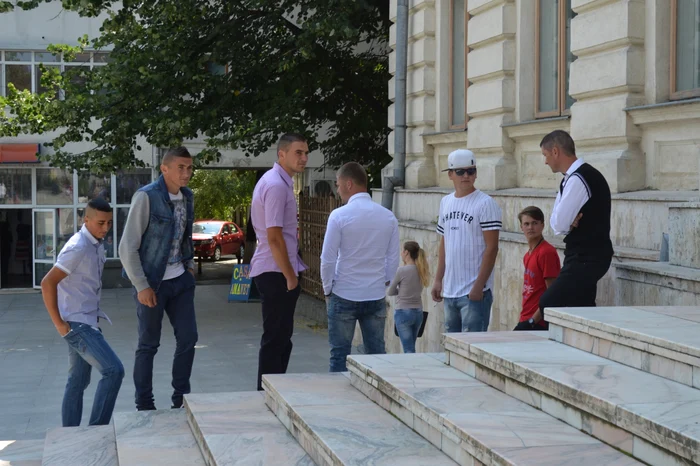 
    Tinerii care au batjocorit-o pe eleva de 18 ani au ajuns la închisoare  