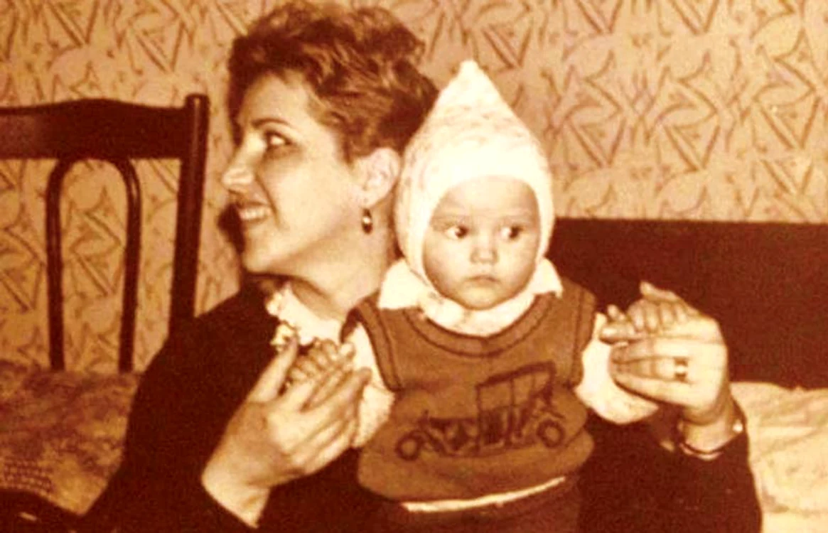 În copilărie,  alături de mama Flori...