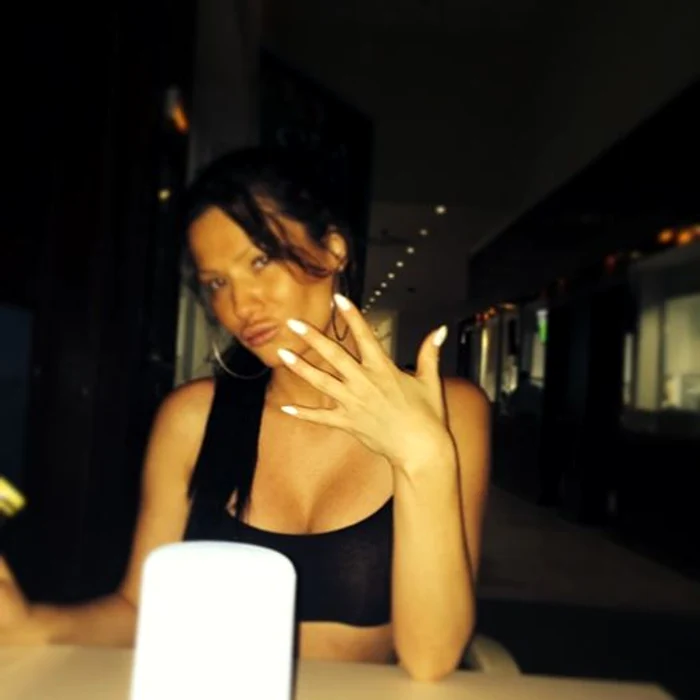 Chiar dacă trage toată ziua de fiare, unghiile Simonei rămân perfecteFoto Facebook