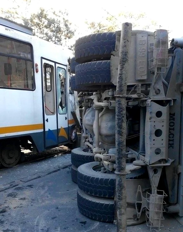 Camionul s-a răsturna în urma impactului cu tramvaiul