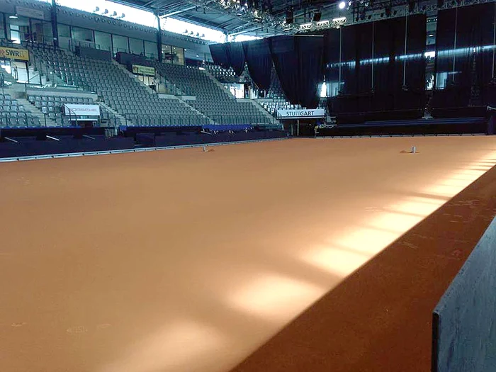 Seara, suprafaţa de  zgură pe care se va  juca era perfectă