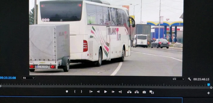 Un autocar plin cu români care veneau dintr-o zonă cu risc din Italia ar fi trecut nestingherit prin Vama Borş. El a fost oprit la Oradea după ce jurnaliştii au sesizat autorităţile. Captură foto Kanal D