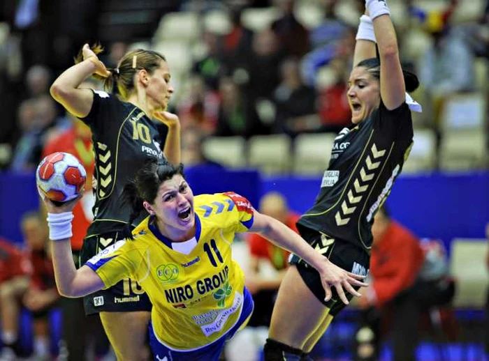 Oana Manea reuşeşte să pătrundă prin linia defensivă a Muntenegrului