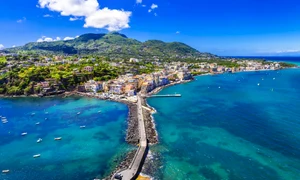 Ischia este o insulă a Italiei din Marea Tireniană, în Golful Napoli, la aproximativ 18 mile marine de localitatea Napoli  jpeg