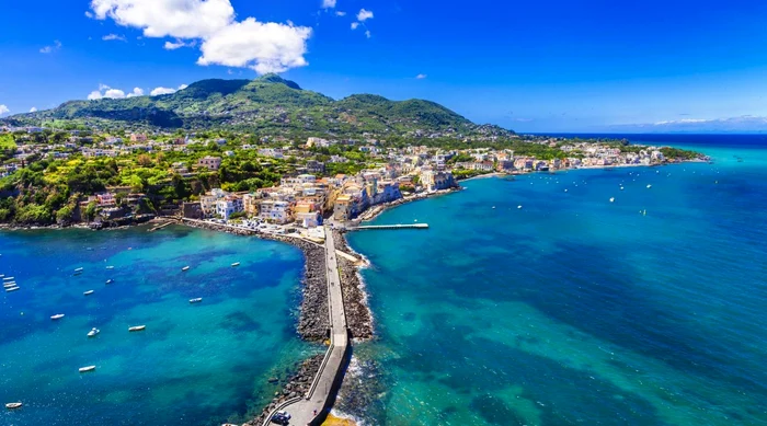 Ischia este o insulă a Italiei din Marea Tireniană, în Golful Napoli, la aproximativ 18 mile marine de localitatea Napoli  jpeg