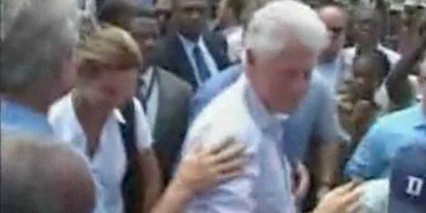 George Bush ştergându-se pe cămaşa lui Bill Clinton / Captură youtube.com