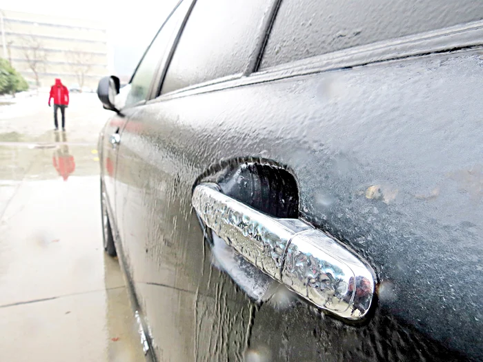 Maşinile şi copacii au fost acoperite de gheaţă