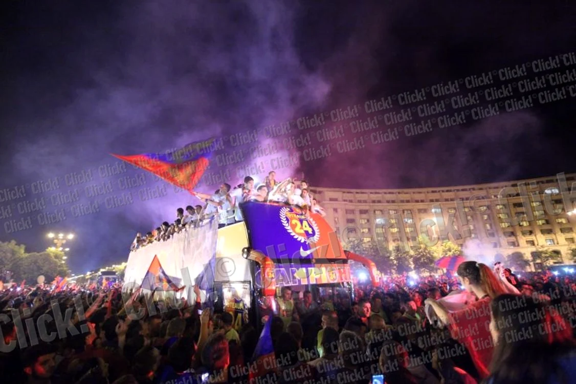 Suporterii stelişti au sărbătorit în Piaţa Constituţiei
