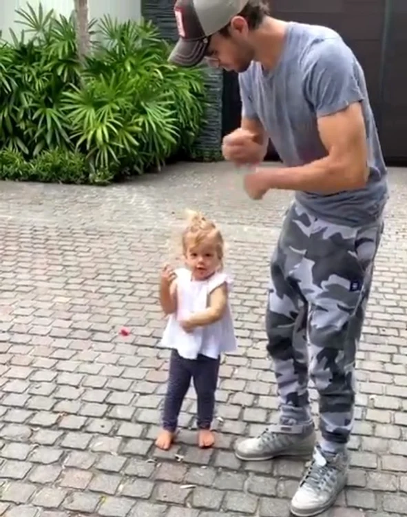 1 enrique iglesias si fetita lui lucy jpg jpeg