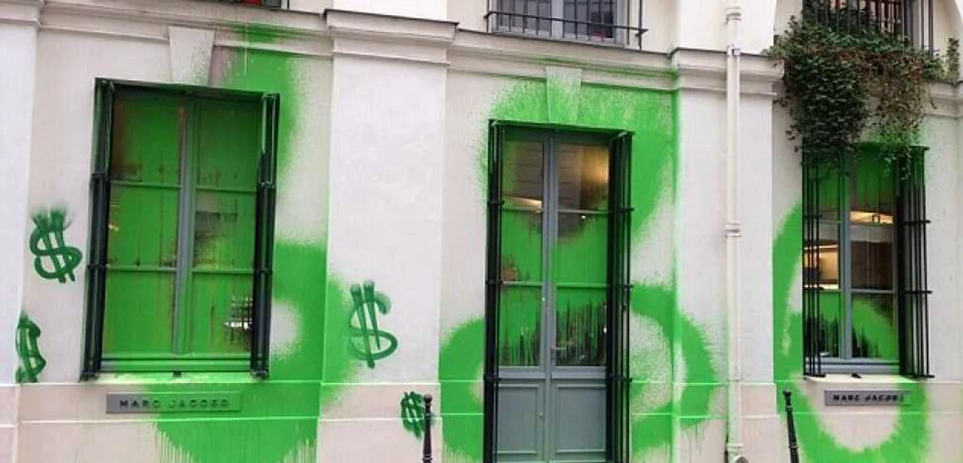 Faţada magazinului din Paris a fost vadalizată