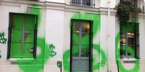 magazinul din paris al lui Marc Jacobs a fost vandalizat